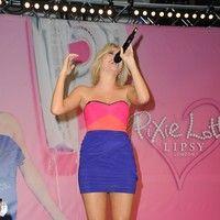 Pixie Lott performs after unveils her Autumn/Winter range | Picture 87753